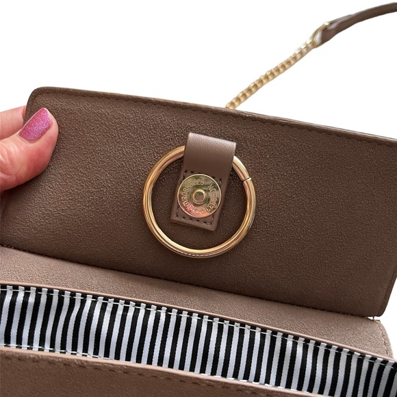 OMG! This is a beautiful bag for an evening out or concert. Jessica Moore - Picture 5 of 12